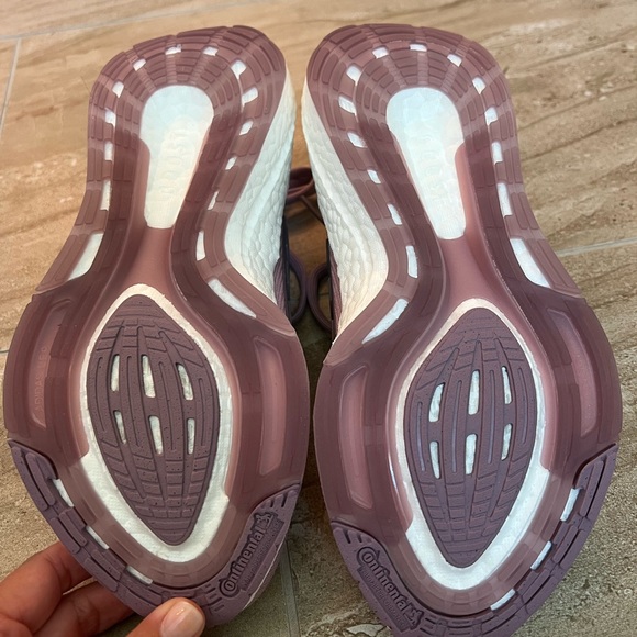 Girls Brand New Adidas Ultraboost 22 running shoe - Picture 3 of 3